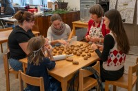 Přátelé waldorfské pedagogiky provoněly vůní čerstvě pečených perníčků celé foyer.